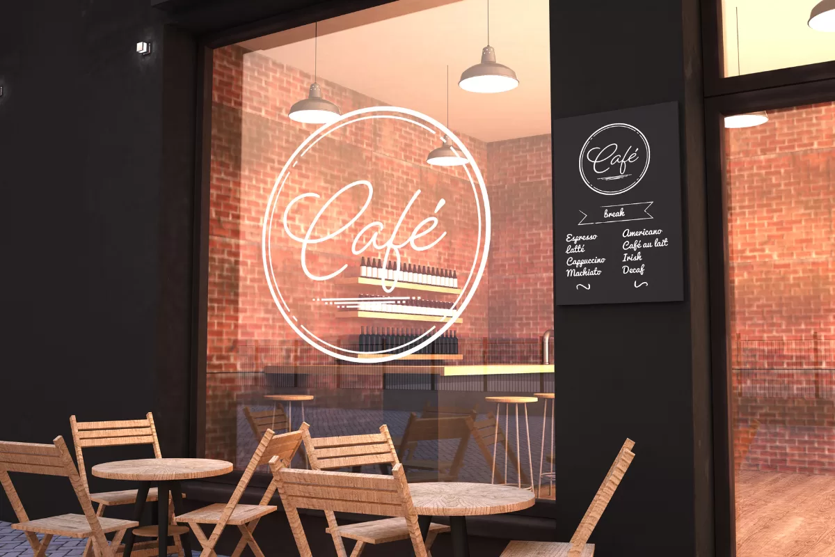 imagem da fachade uma cafeteria com cadeiras de madeira na frente a imgen tem tons de marron como predominacia